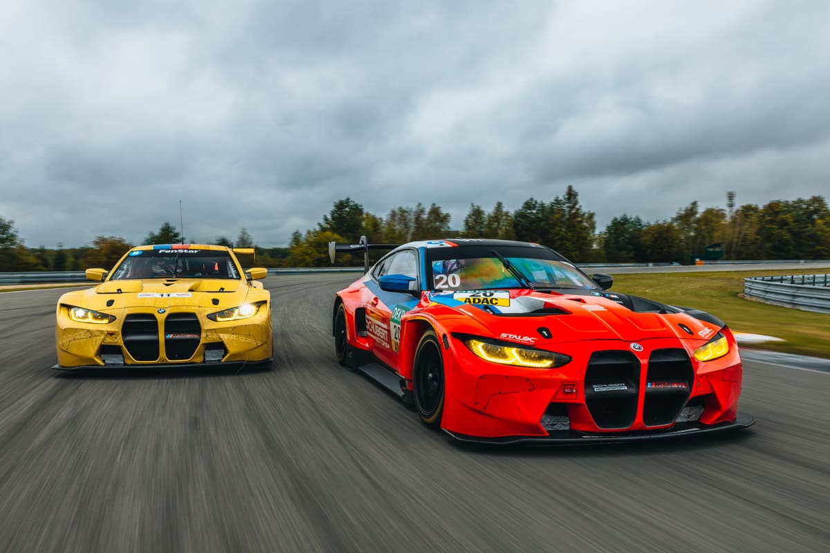 Závodní vozy BMW na okruhu