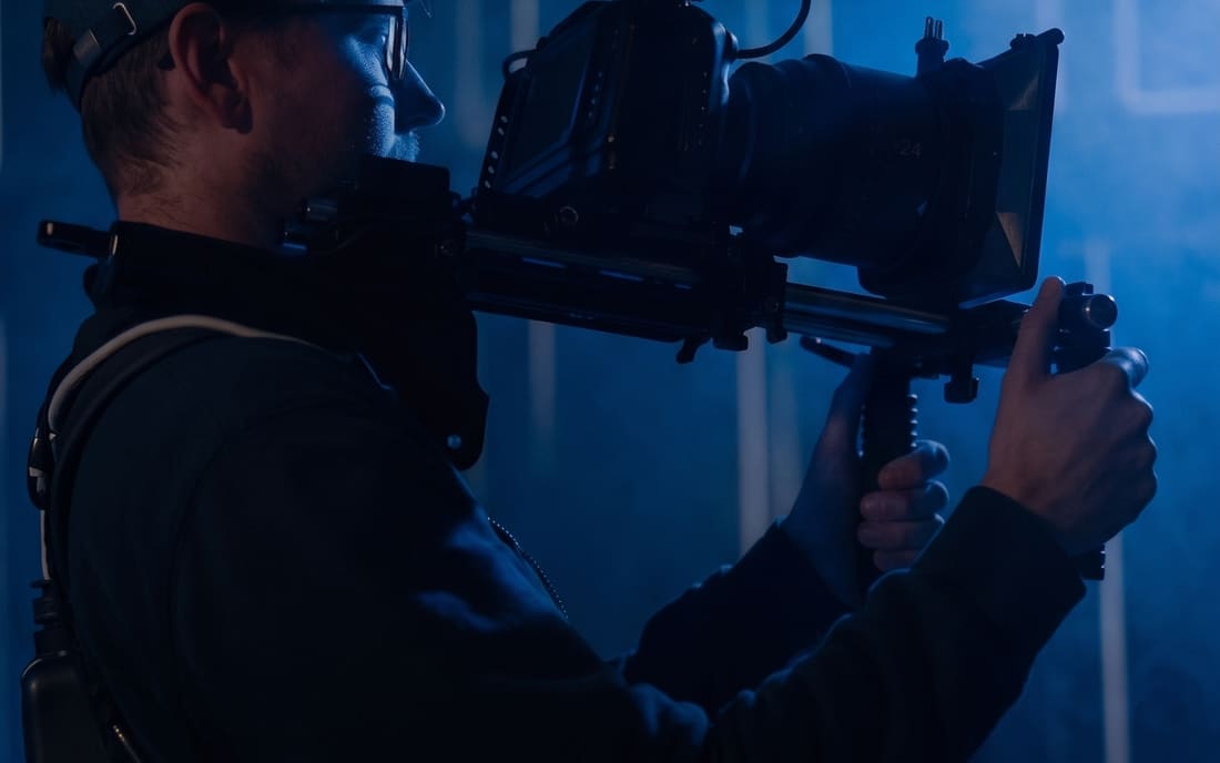 Kameraman s filmovou kamerou při natáčení